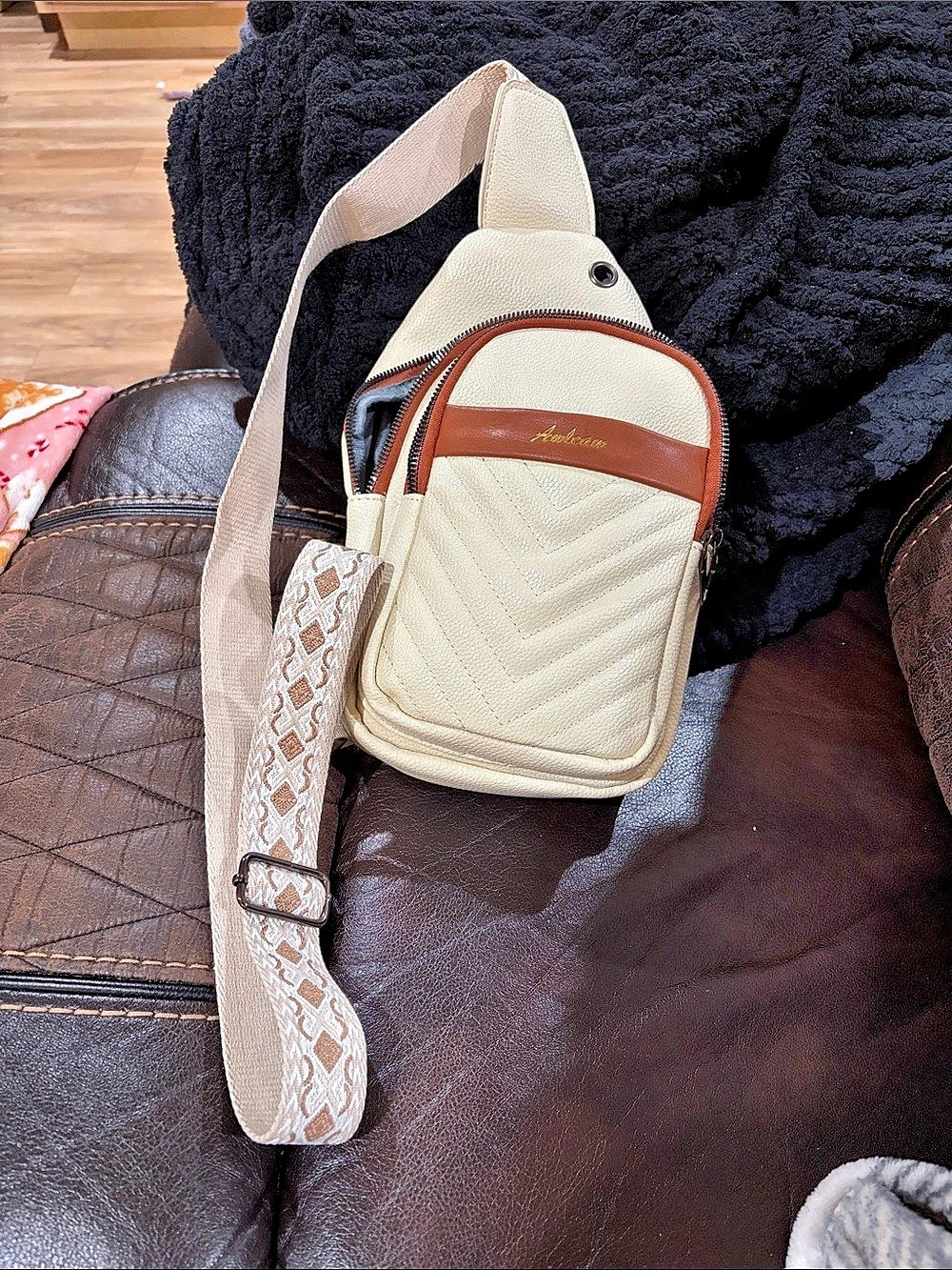 Jen & Co. Ellen Vegan Guitar Strap Sling Bag. Cream & Brown